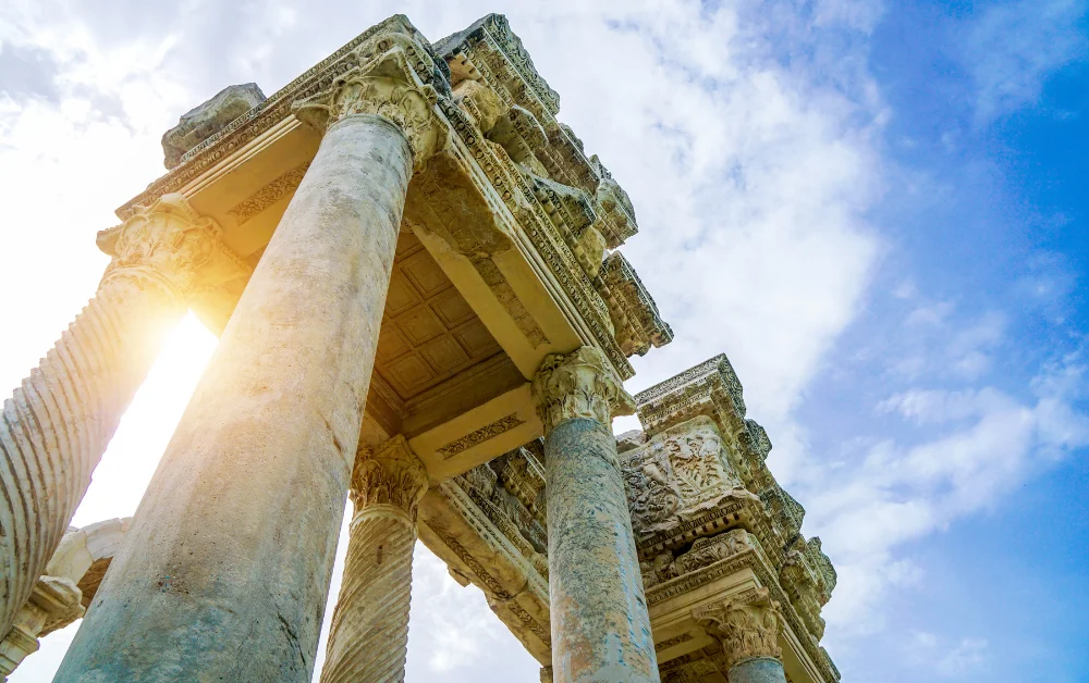 Afrodisias Antik Kenti 2 Afrodisias Antik Kentinde bulunan sutunlar ve arka planda mavi gökyüzü ile güneşin yansıması