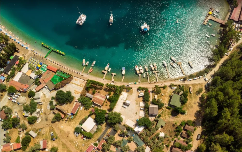 Akbük Eses Camping işletmesinin havadan görünümü ve deniz manzarası