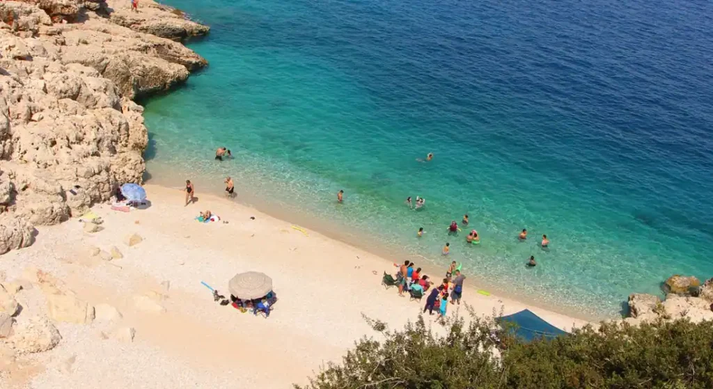 Finike beyaz kaya plajının fotoğrafı