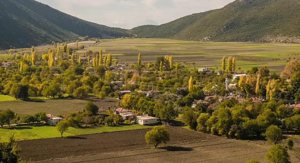 Bezirgan köyü'nün havadan drone ile geniş açı görünümü