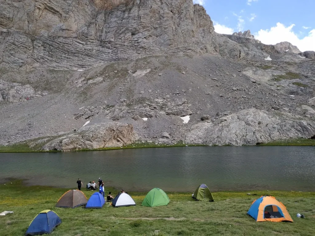 Çinili göl kenarında kamp alanı ve kampçılar