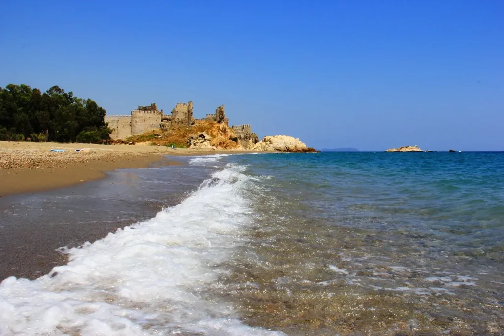 Dragon Mocamp Kamp Alanı plajı ve mamure kalesi