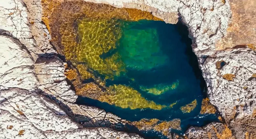 Finike'de bulunan doğal havuz drone görüntüsü