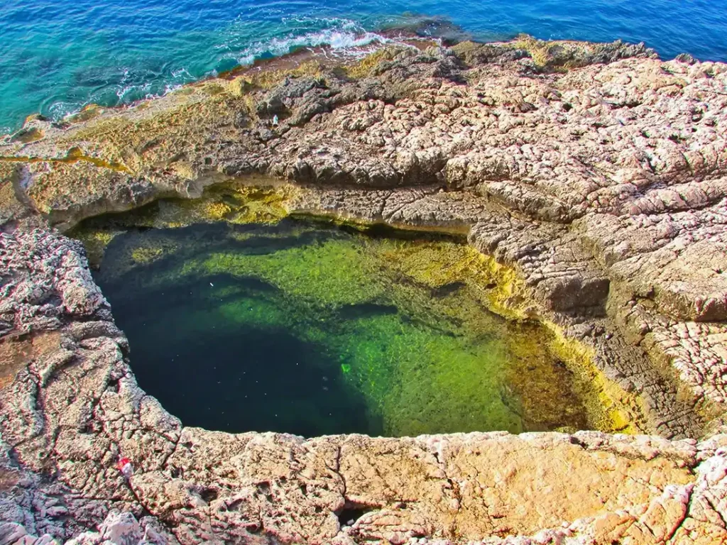 Finike'de bulunan doğal havuz