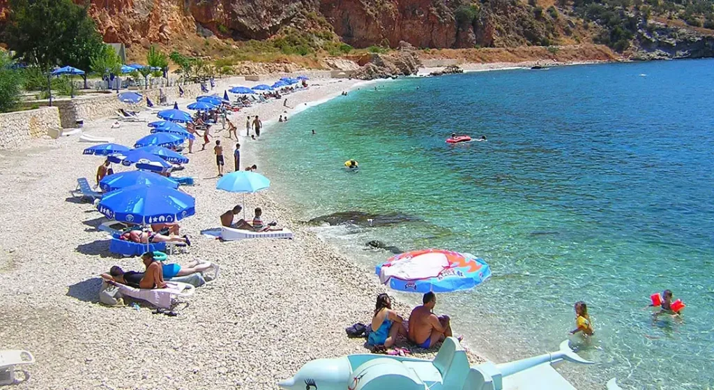 Kalkan halk plajı ve denize giren insanlar