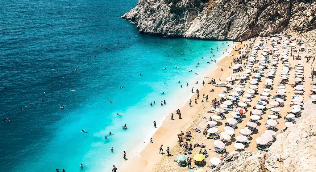 Kaputaj Plajında insanlar denize giriyor