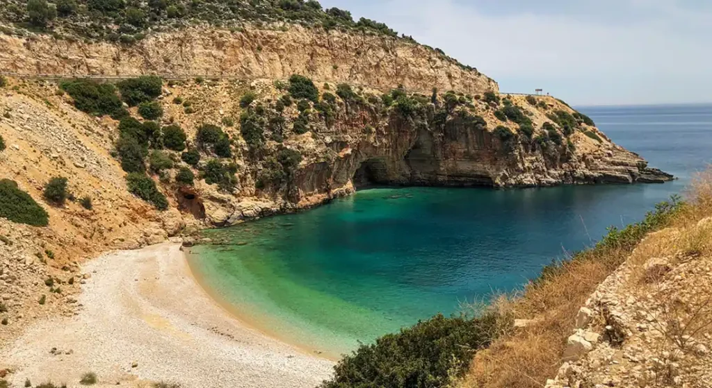 Finike mağaralı koy plaj ve mağaranın görünümü