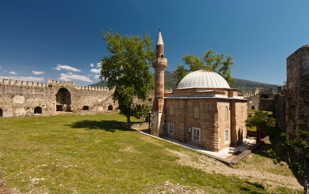 Mamure Kalesinin Yapıları Arasında Bulunan Cami ve Kale Avlusu