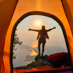 Mersinde kamp yapan bir kişinin çadır içerisinden çekilmiş fotoğrafı