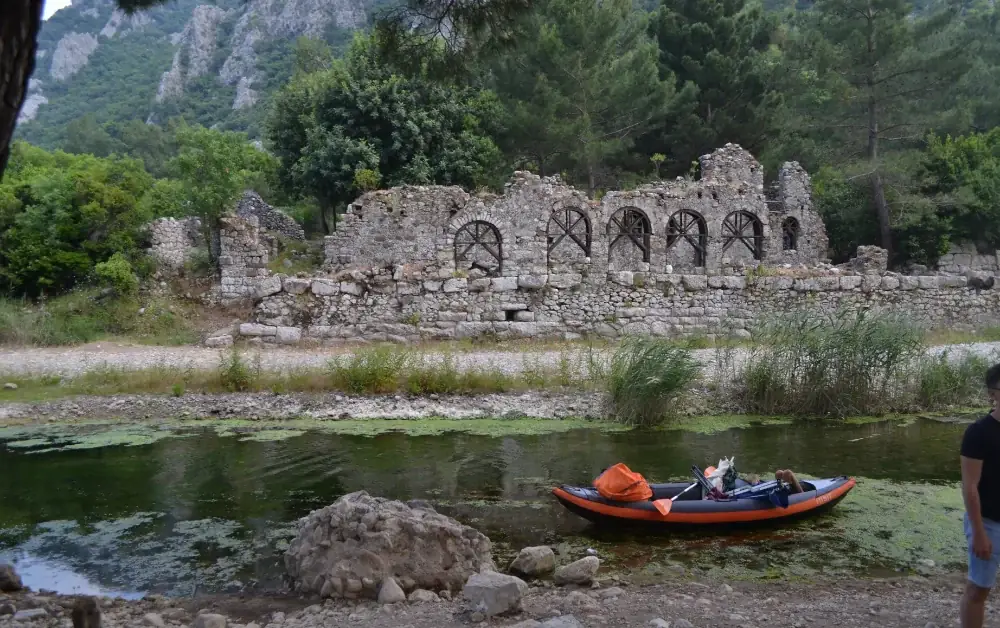 Olympos Antik Kenti Surları ve önünden geçen akarsu içerisinde kano