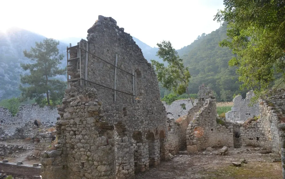 Olympos Antik Kentine ait tarihi yapılar