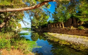 Olympos Antik Kenti surları ve antik kentin içerisinden geçen akarsu