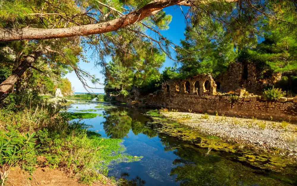 Olympos Antik Kenti surları ve antik kentin içerisinden geçen akarsu