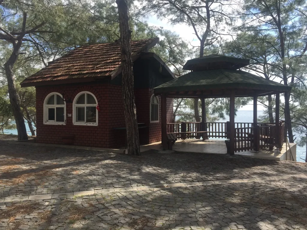 Pullu Camping Hizmet Binası