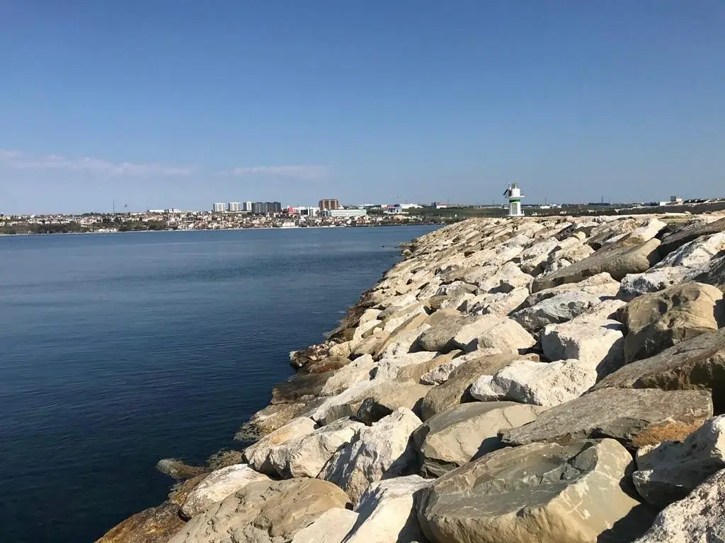 Silivri dalgakıran üzerinden deniz manzarası