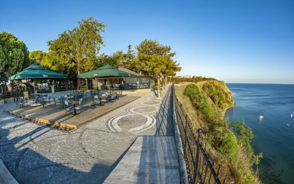 Silivri Kale Park konseptinde bir cafe ve güneşli hava