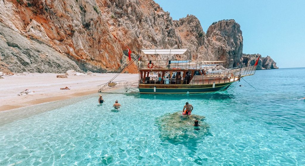 Suluada plajı ve tur teknesi
