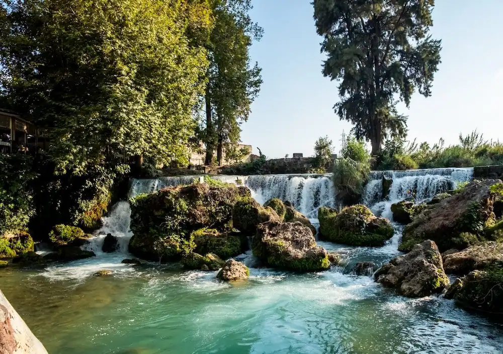 Tarsus şelalesine ait bir görsel, şelaleden sular akıyor