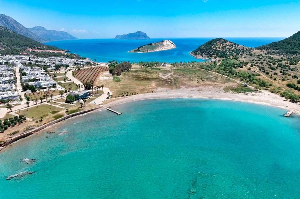 Tisan adasının ücretsiz olan kısmını gösteren bir drone görseli