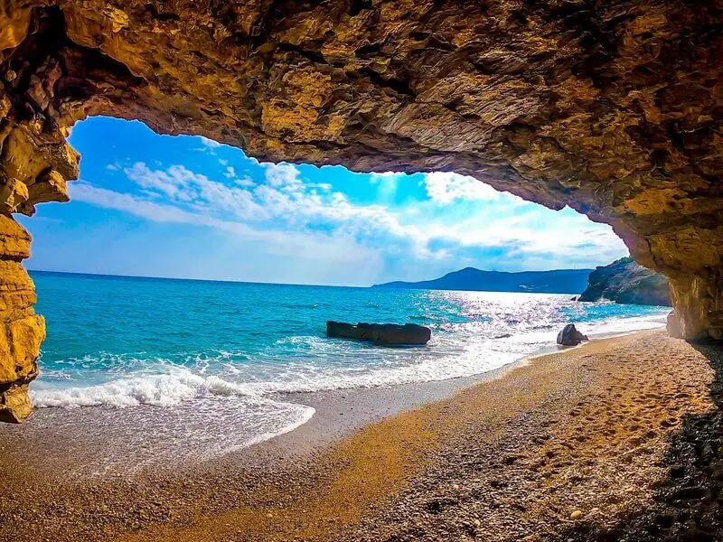 Yanışlı Mağarası Kamp Alanındaki mağaranın içerisinden bir görüntü