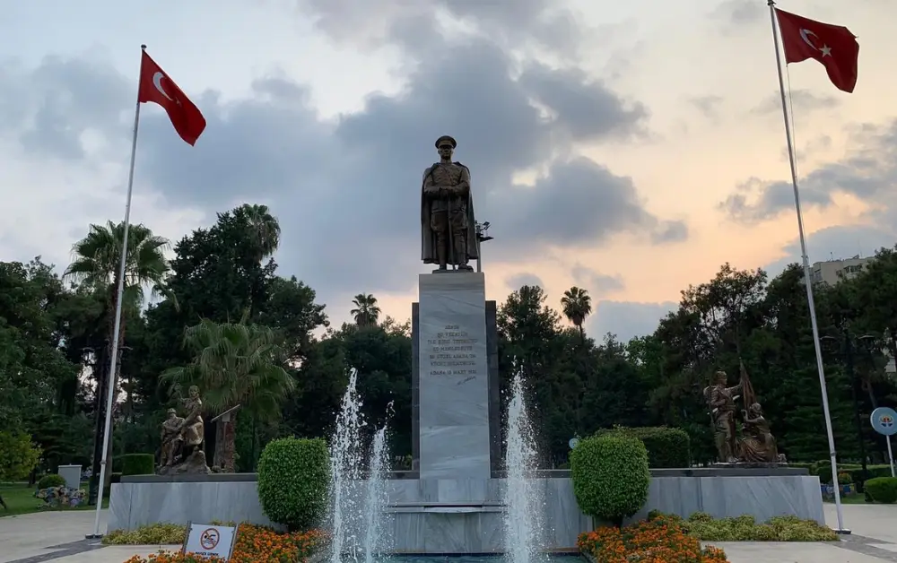 Adana Atatürk Parkındaki Mustafa Kemal Atatürk Heykeli
