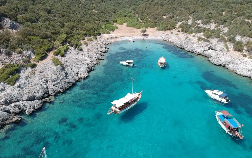Akvaryum Koyunda Demirleyen Tekneler ve Havadan Çekilmiş Manzarası