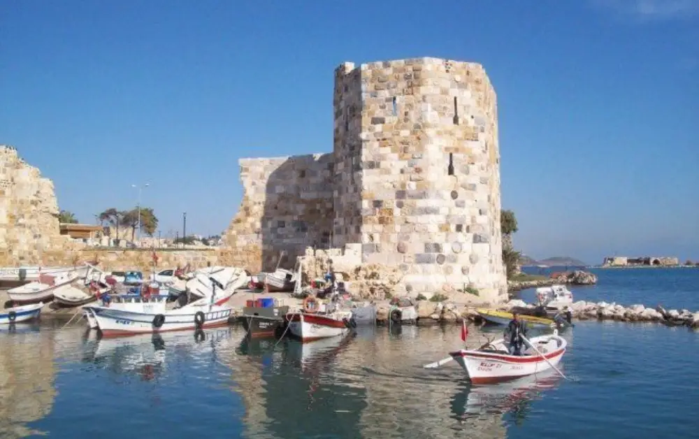 Ayas Antik Kenti Kule Yapısı ve Balıkçı Tekneleri