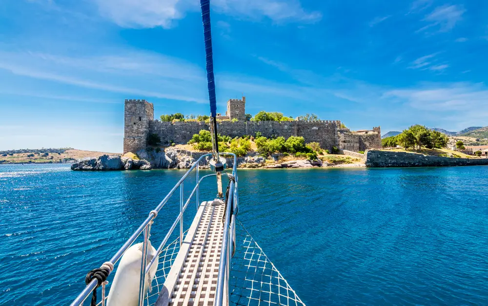 Bodrum Kalesinin Denizden Tekne ile Manzarsı