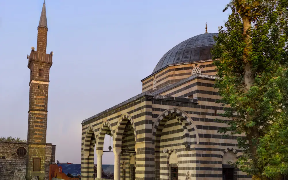 Dört Ayaklı Minare ve Şeyh Mutahhar Camii Diyarbakır