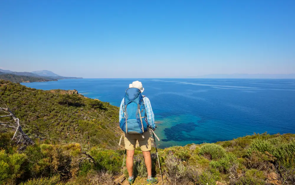 Karya Yolu ve Treking Yapan Bir Gezginin Fotoğrafı
