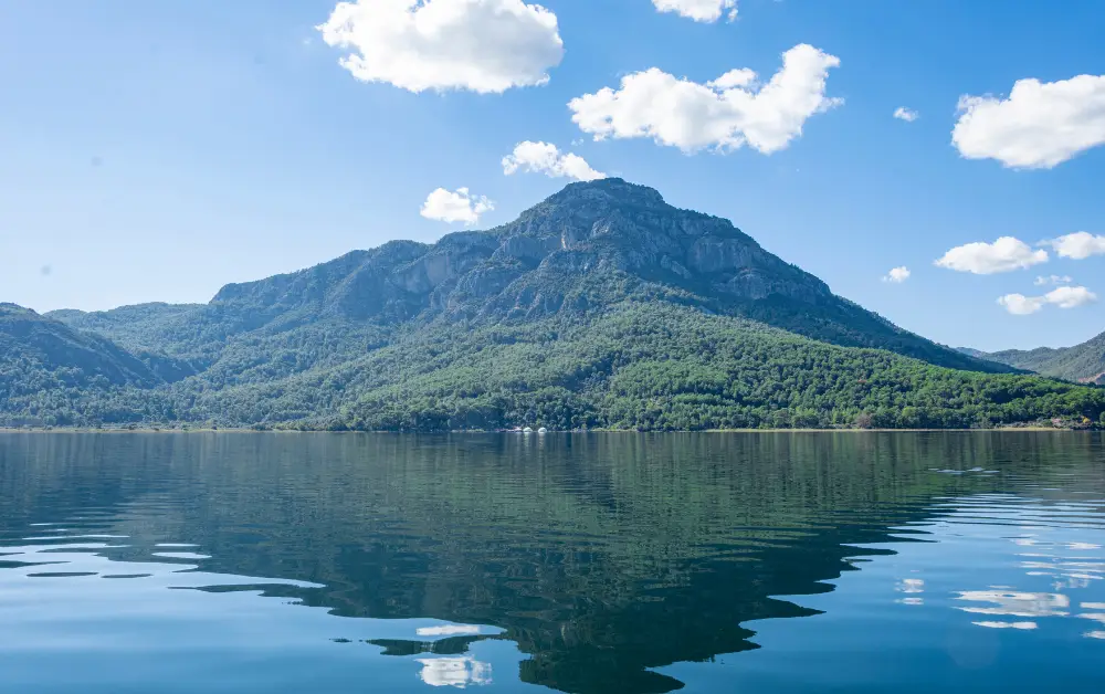 Köyceğiz Muğla'da Deniz ve Dağ Manzarası