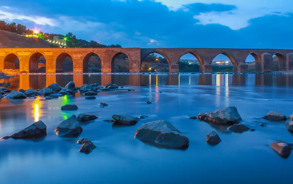 On Gözlü Köprü Diyarbakır