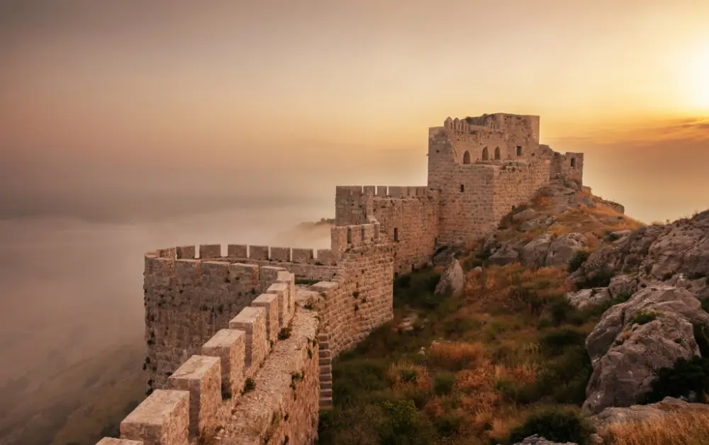 Yılan Kalesi Sisli Havada Bulutların Üstünde Hissi Veren Görüntü