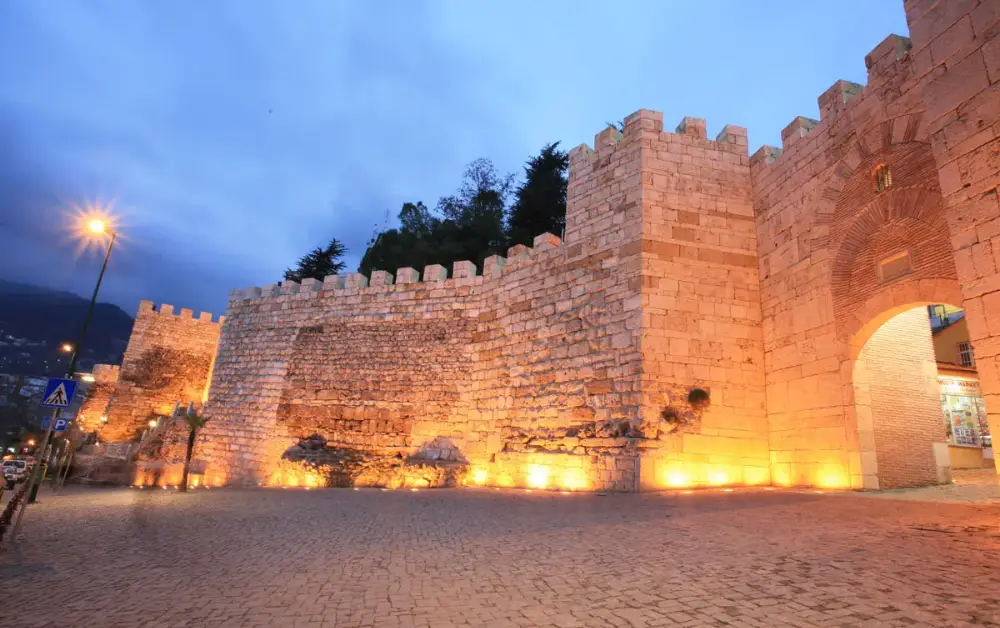 Yarhisar Kalesi Surları