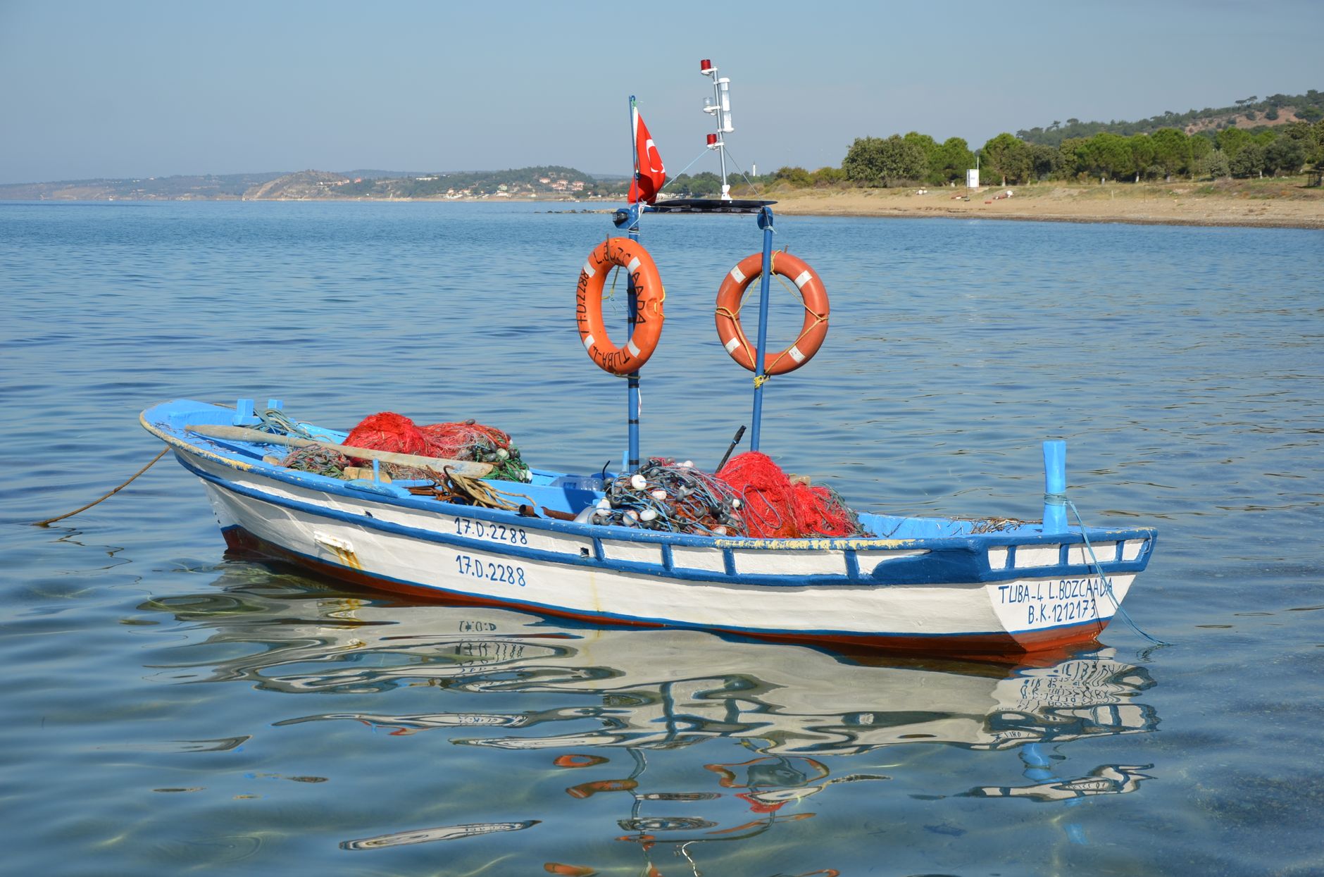 Geyikli kıyılarında deniz, plaj ve sakin Ege manzarası