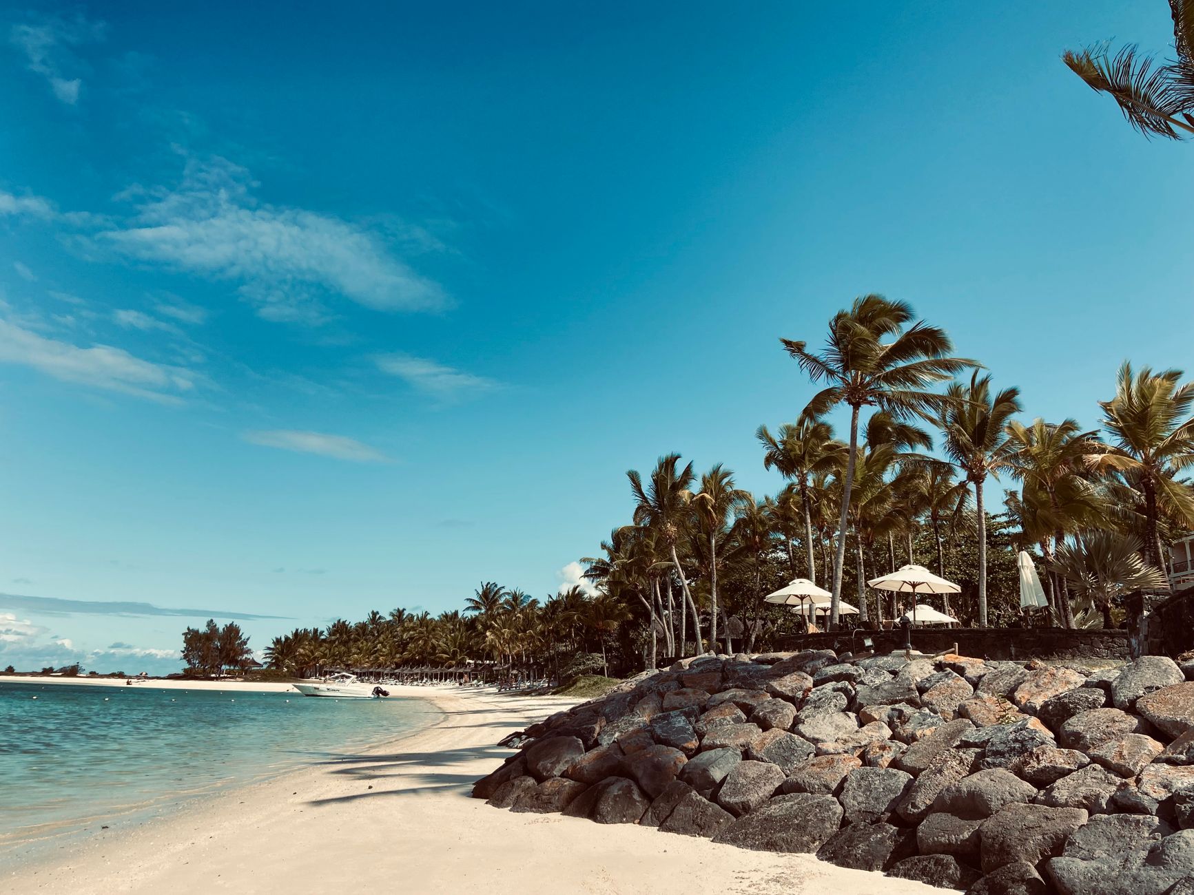 Mauritius’ta turkuaz deniz ve beyaz kumsal manzarası