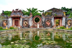 Vietnam’da günlük yaşamı yansıtan renkli bir sokak ve ulaşım manzarası