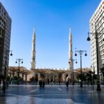 Suudi Arabistan’da modern şehir silueti ve geleneksel mimari