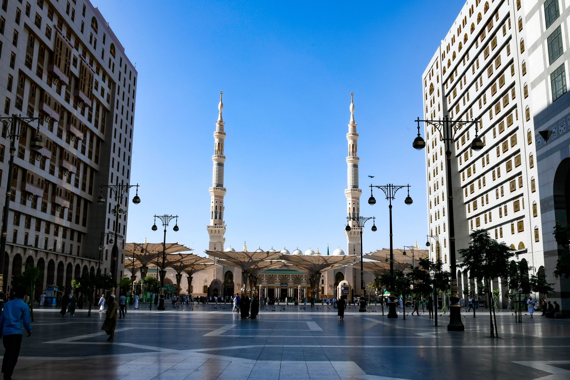 Suudi Arabistan’da modern şehir silueti ve geleneksel mimari
