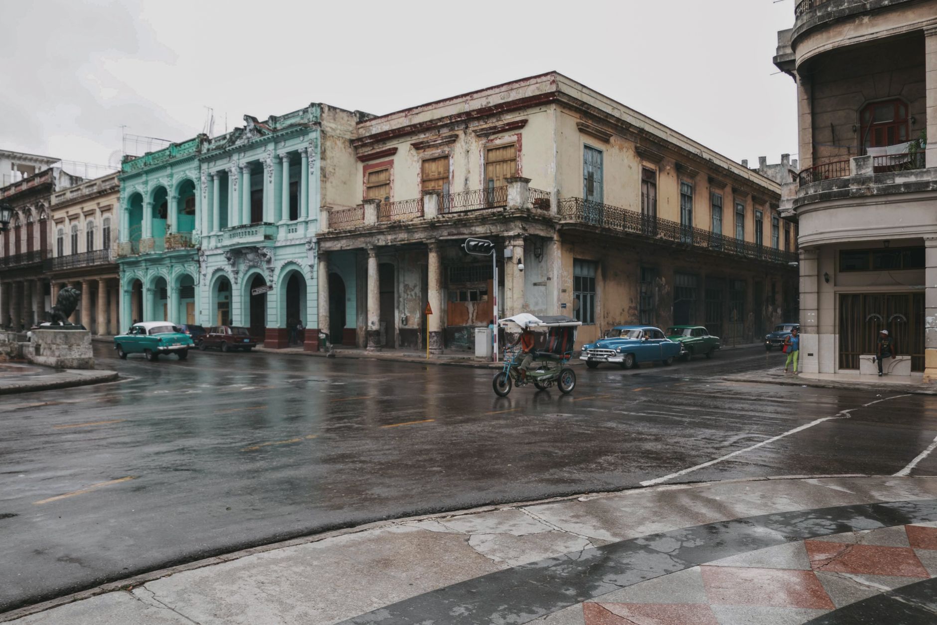 Havana sokaklarında eski Amerikan arabaları ve renkli binalarla Küba atmosferi
