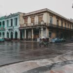 Havana sokaklarında klasik Amerikan arabaları ve renkli kolonyal binalar