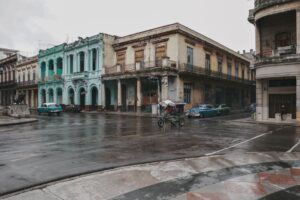 Havana sokaklarında klasik Amerikan arabaları ve renkli kolonyal binalar
