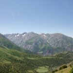Kazakistan’da geniş bozkır manzarası ve şehir silüeti
