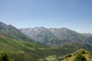 Kazakistan’da geniş bozkır manzarası ve şehir silüeti