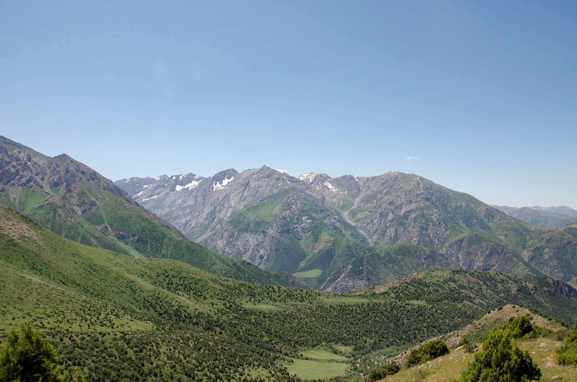 Kazakistan’da geniş bozkır manzarası ve şehir silüeti