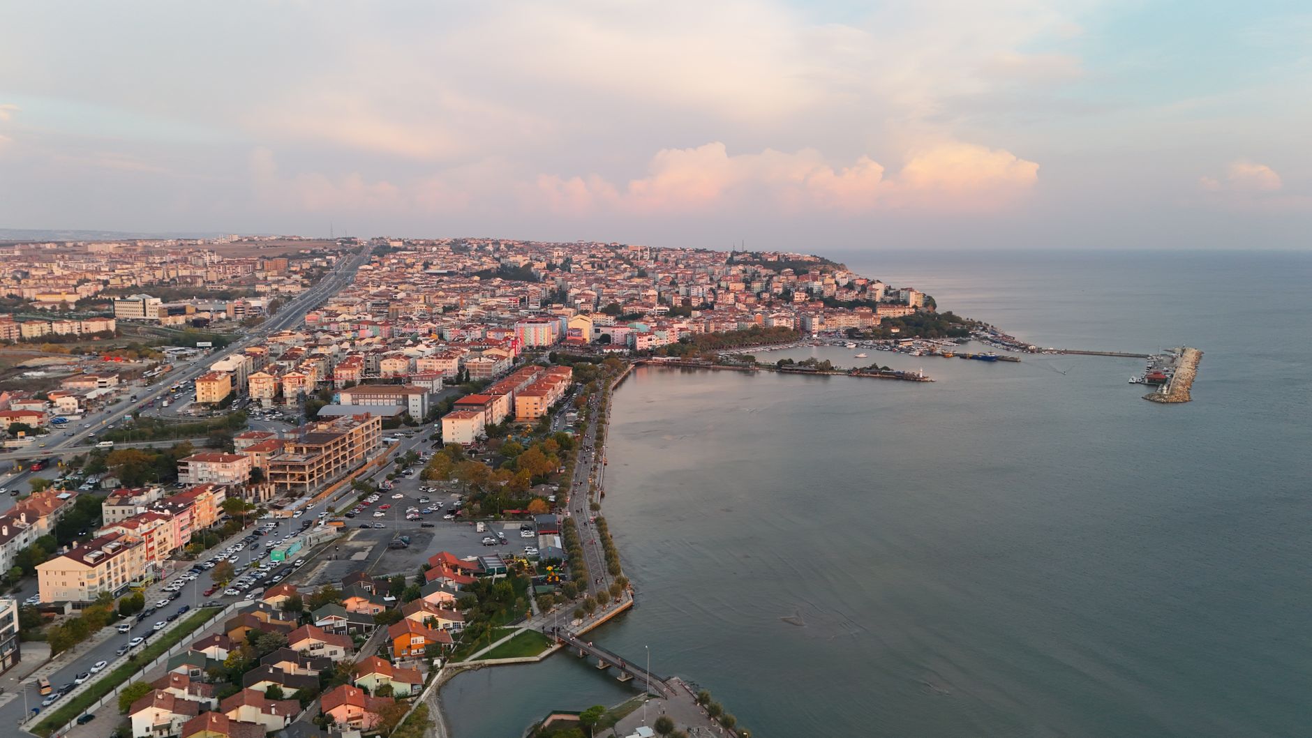 Silivri sahilinde deniz, yürüyüş yolu ve tarihi dokuyu yansıtan bir manzara