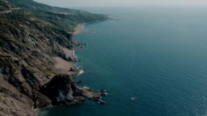 Arsuz’ta deniz kıyısı, plaj ve doğal güzellikleri gösteren manzara
