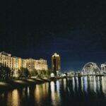 Kazakistan’ın modern şehir silueti ve bozkır dokusunu gösteren manzara