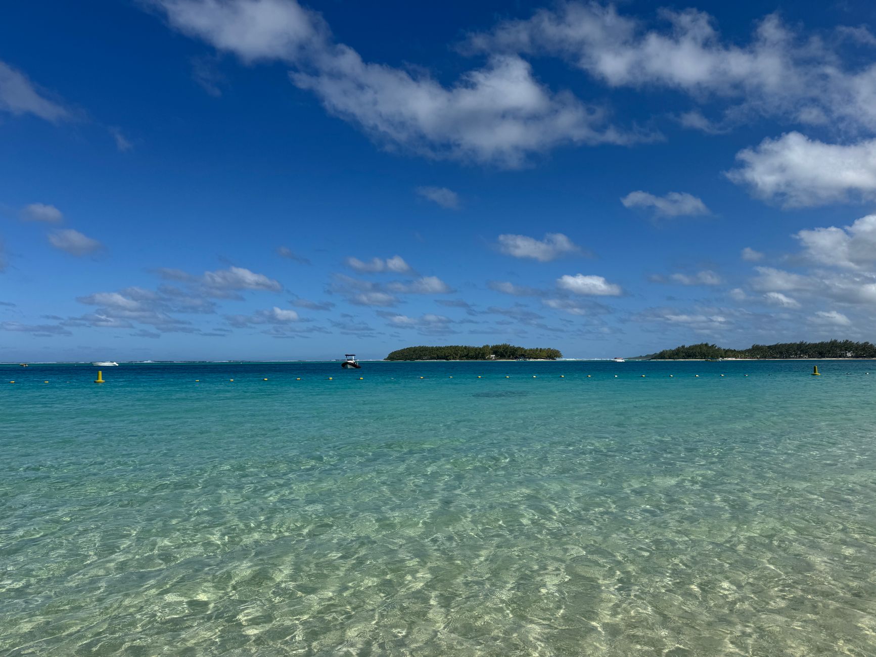Mauritius’un turkuaz denizi ve tropik sahil manzarası