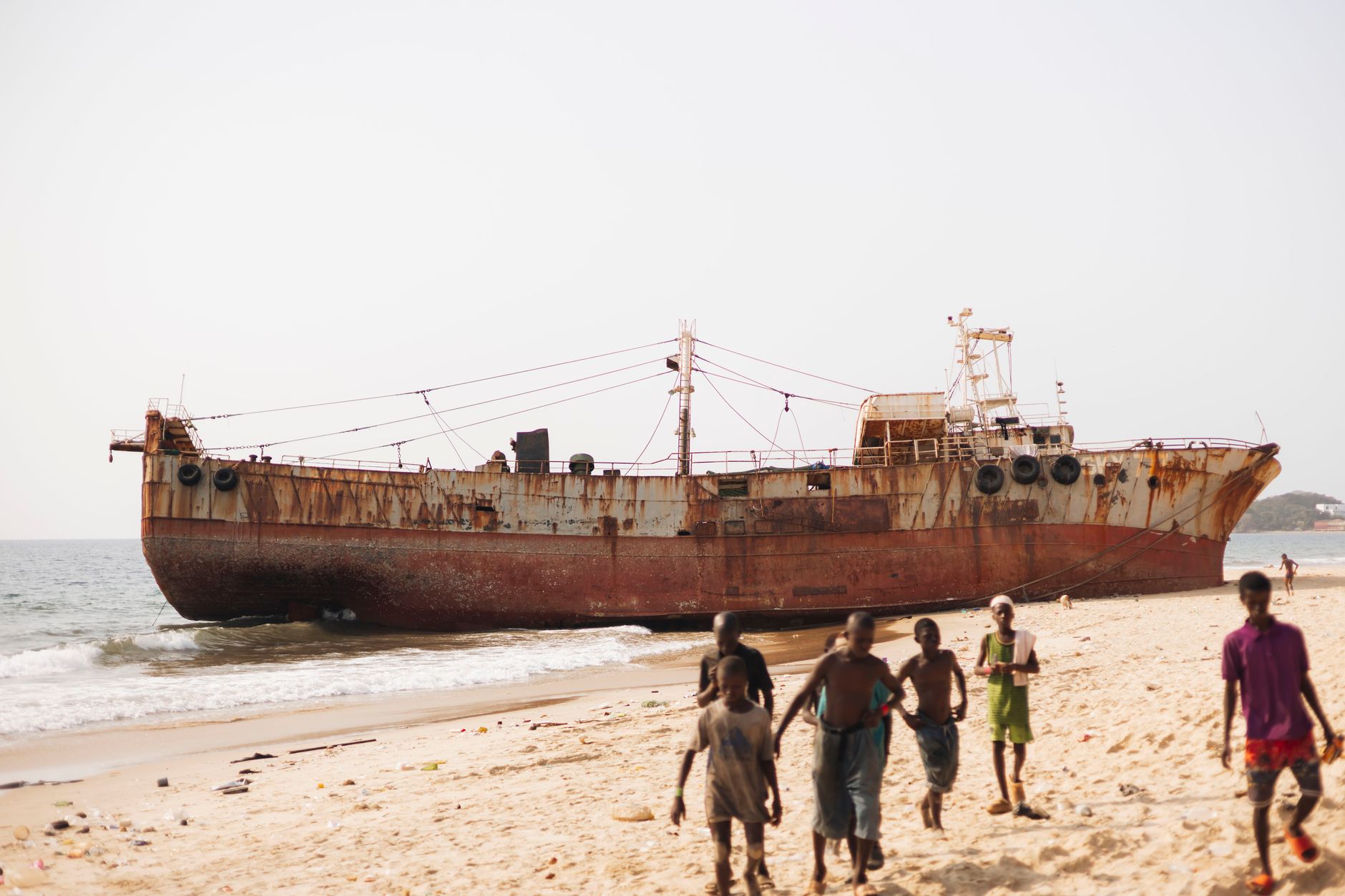 Sierra Leone’de tropik kıyı ve sahil manzarası